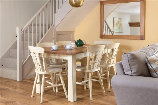holiday cottage dining table